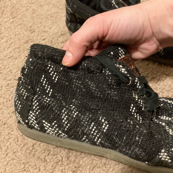 Black and white soft tennis shoes - Picture 2 of 6